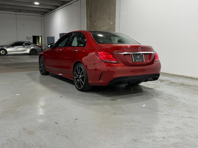 Mercedes-Benz C-Class Vehicle Full-screen Gallery Image 04