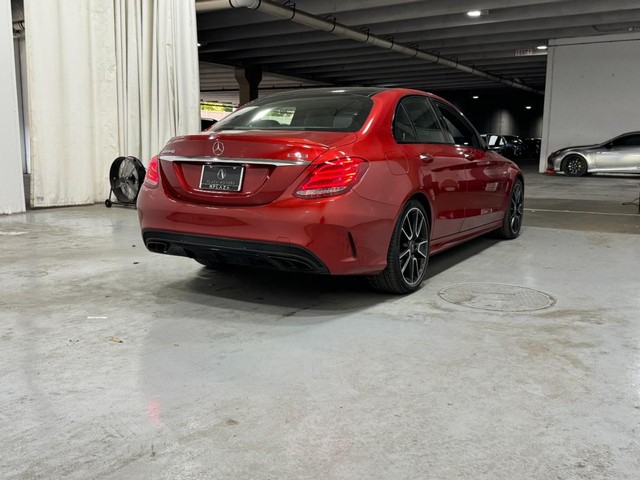 Mercedes-Benz C-Class Vehicle Full-screen Gallery Image 05