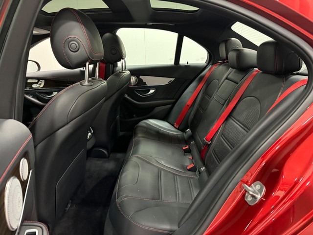 Mercedes-Benz C-Class Vehicle Full-screen Gallery Image 09