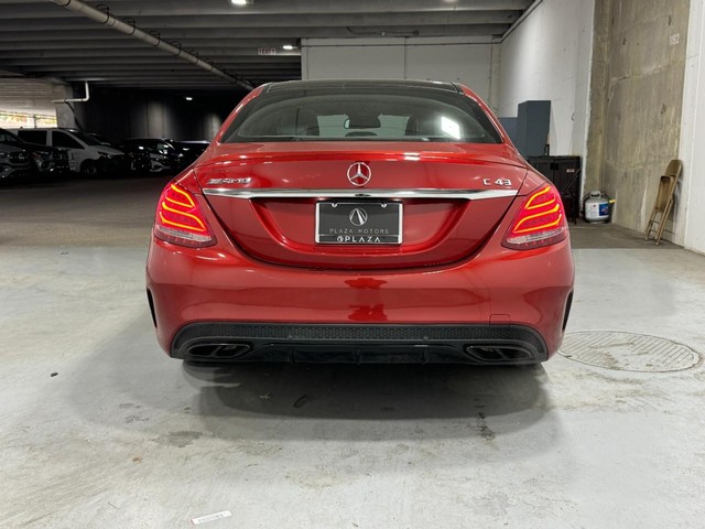 Mercedes-Benz C-Class Vehicle Full-screen Gallery Image 10