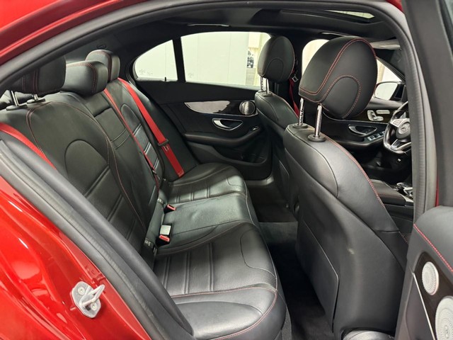 Mercedes-Benz C-Class Vehicle Full-screen Gallery Image 11