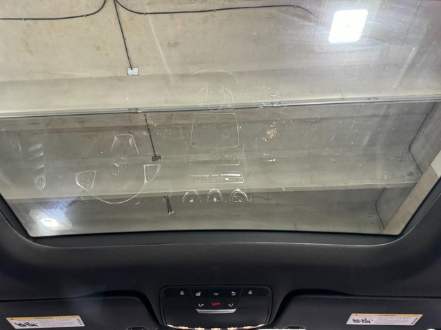 Mercedes-Benz C-Class Vehicle Full-screen Gallery Image 12