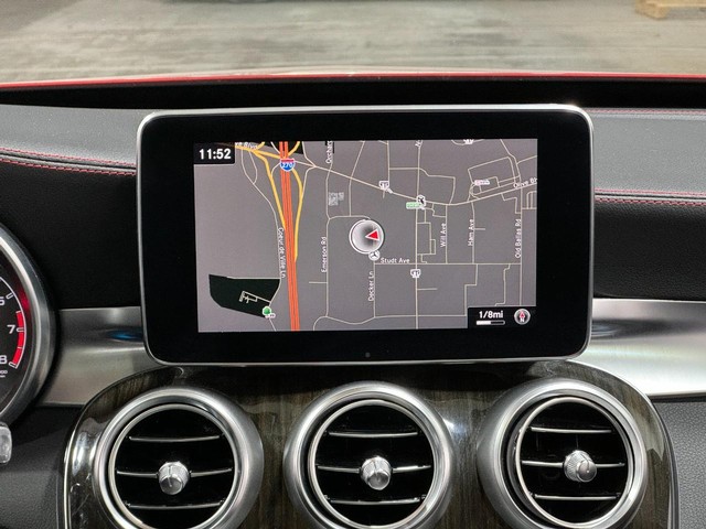 Mercedes-Benz C-Class Vehicle Full-screen Gallery Image 15