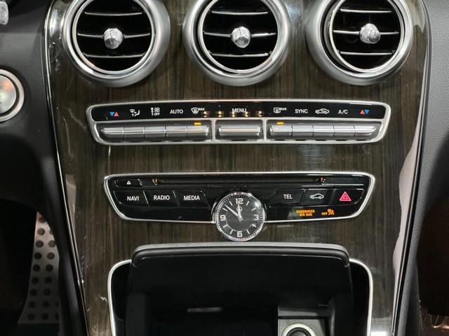 Mercedes-Benz C-Class Vehicle Full-screen Gallery Image 16