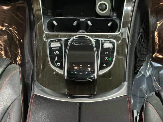 Mercedes-Benz C-Class Vehicle Full-screen Gallery Image 17