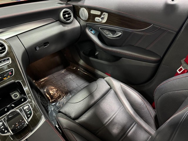 Mercedes-Benz C-Class Vehicle Full-screen Gallery Image 18