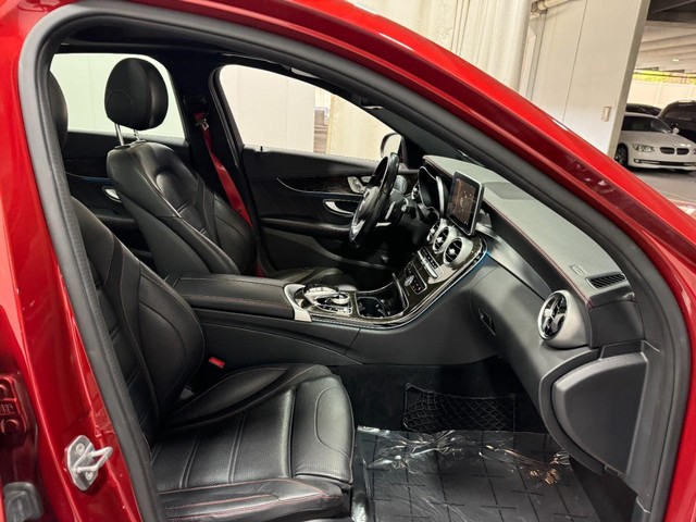 Mercedes-Benz C-Class Vehicle Full-screen Gallery Image 19