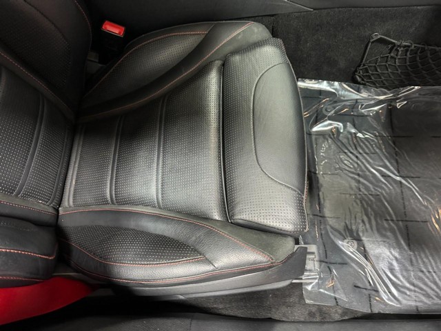 Mercedes-Benz C-Class Vehicle Full-screen Gallery Image 20