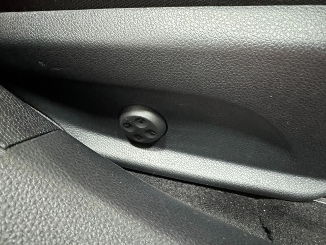 Mercedes-Benz C-Class Vehicle Full-screen Gallery Image 21