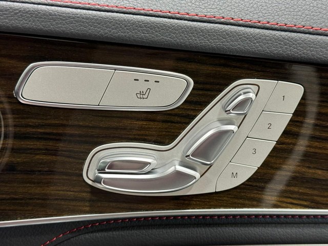 Mercedes-Benz C-Class Vehicle Full-screen Gallery Image 22