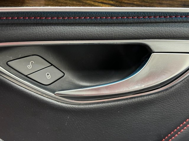 Mercedes-Benz C-Class Vehicle Full-screen Gallery Image 23