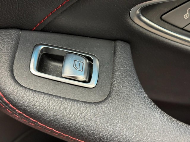 Mercedes-Benz C-Class Vehicle Full-screen Gallery Image 24