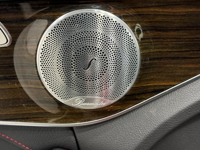 Mercedes-Benz C-Class Vehicle Full-screen Gallery Image 25