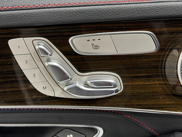 Mercedes-Benz C-Class Vehicle Full-screen Gallery Image 26