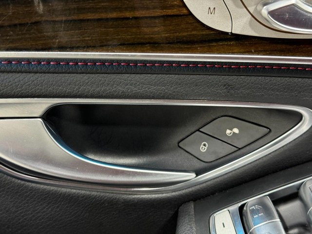 Mercedes-Benz C-Class Vehicle Full-screen Gallery Image 27