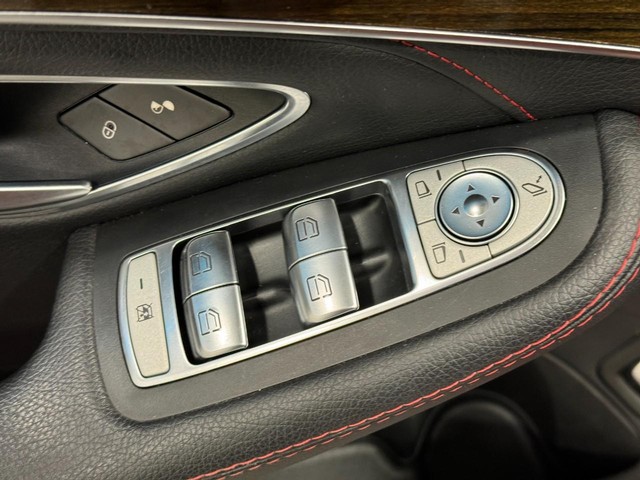 Mercedes-Benz C-Class Vehicle Full-screen Gallery Image 28