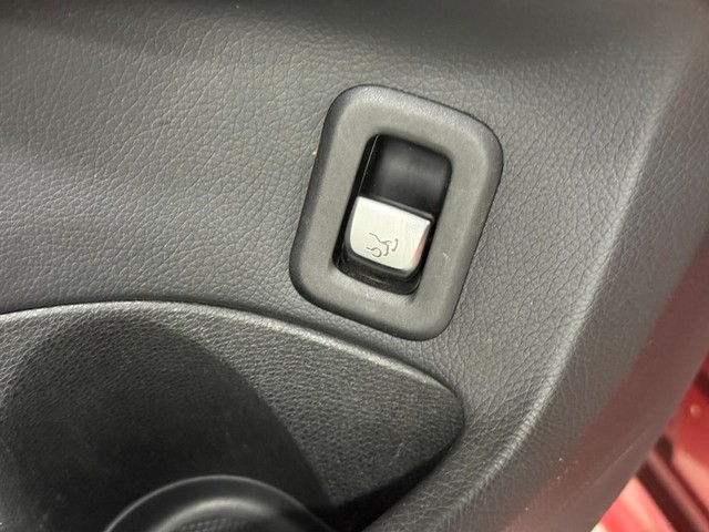 Mercedes-Benz C-Class Vehicle Full-screen Gallery Image 29