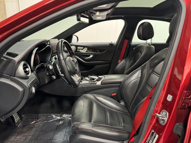 Mercedes-Benz C-Class Vehicle Full-screen Gallery Image 30