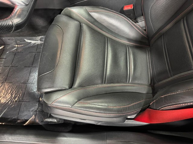 Mercedes-Benz C-Class Vehicle Full-screen Gallery Image 31