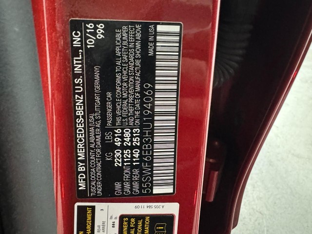 Mercedes-Benz C-Class Vehicle Full-screen Gallery Image 32