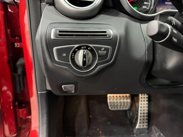 Mercedes-Benz C-Class Vehicle Full-screen Gallery Image 33