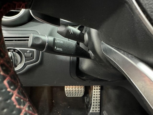 Mercedes-Benz C-Class Vehicle Full-screen Gallery Image 34