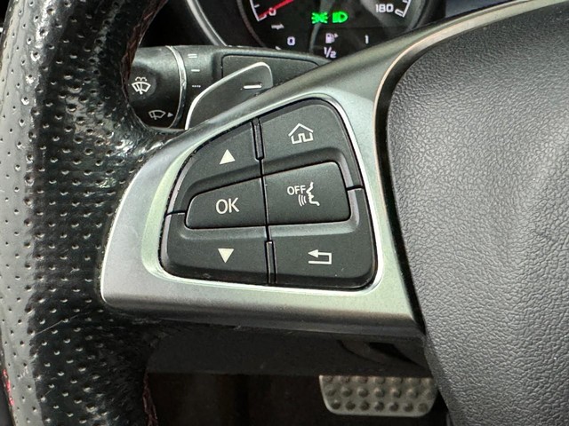 Mercedes-Benz C-Class Vehicle Full-screen Gallery Image 35