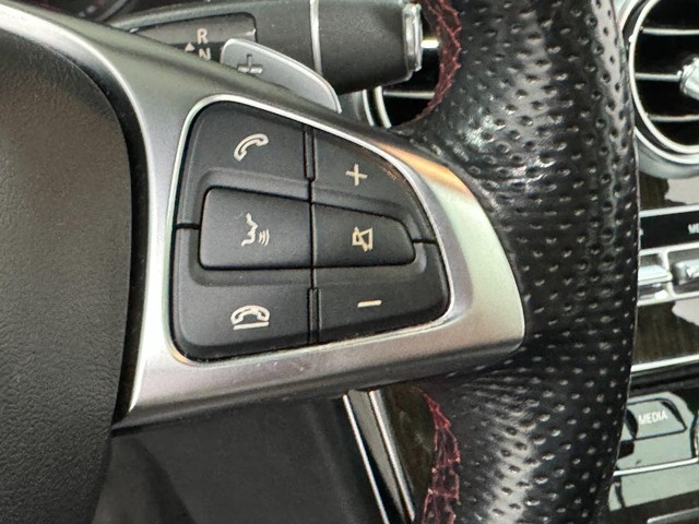 Mercedes-Benz C-Class Vehicle Full-screen Gallery Image 36