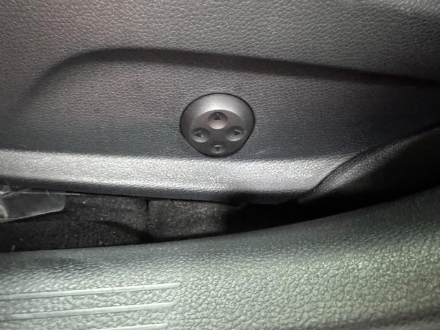 Mercedes-Benz C-Class Vehicle Full-screen Gallery Image 37