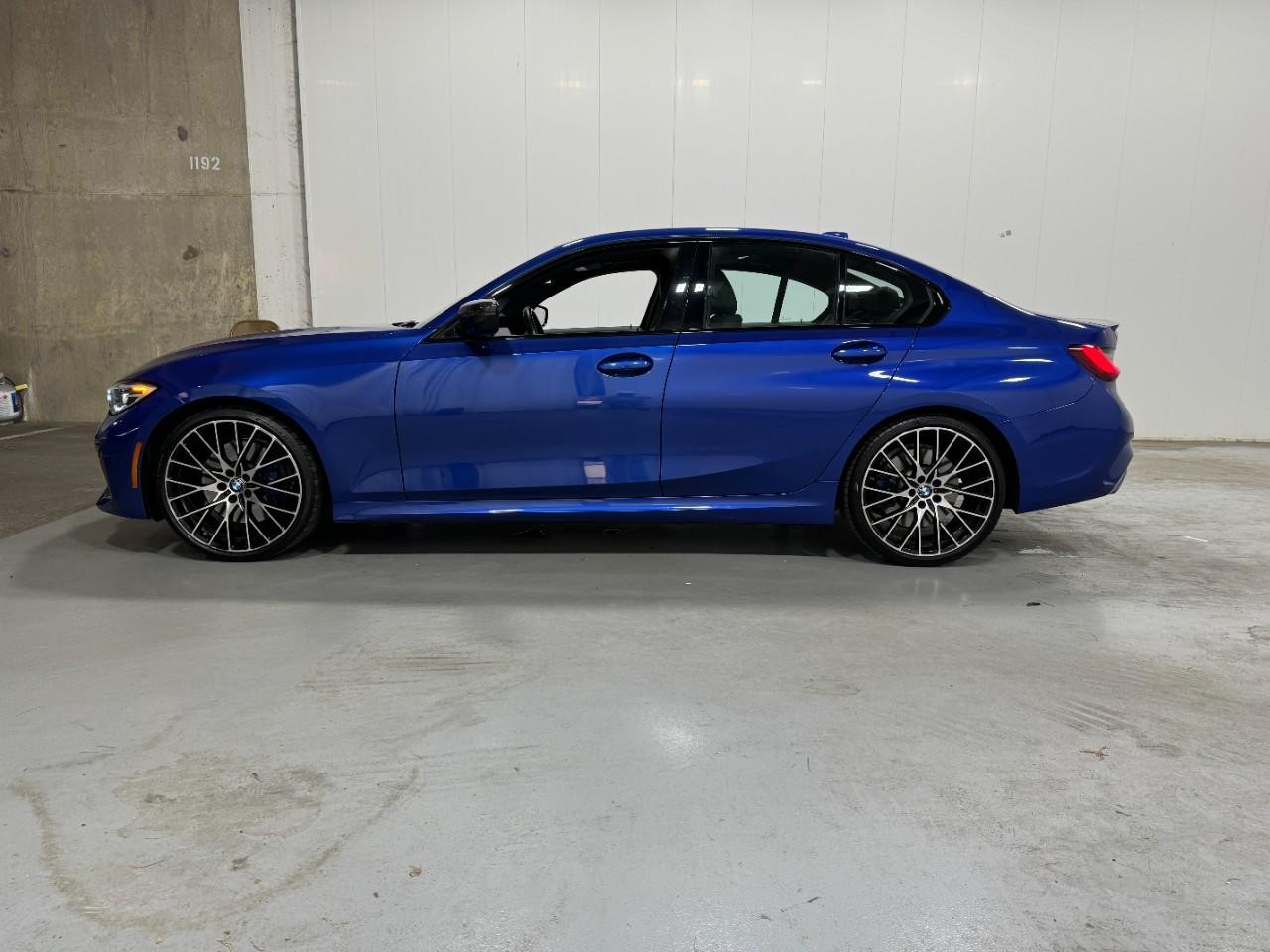 BMW 3 Series Vehicle Full-screen Gallery Image 02