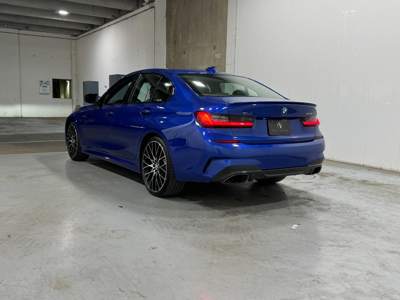 BMW 3 Series Vehicle Full-screen Gallery Image 03