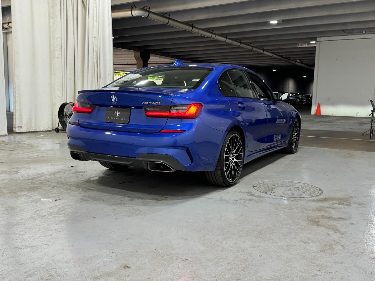 BMW 3 Series Vehicle Full-screen Gallery Image 04