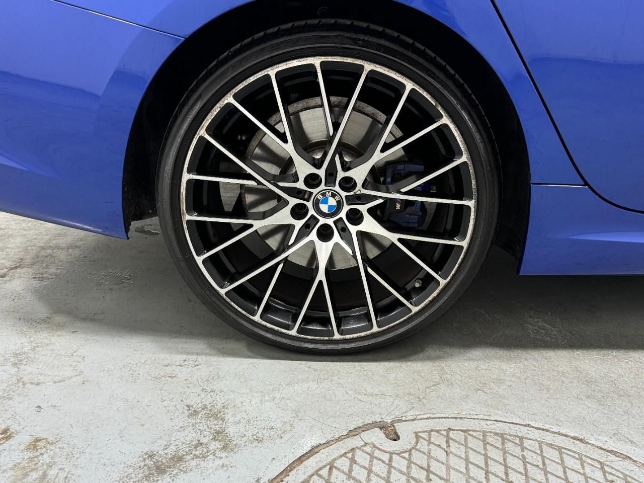 BMW 3 Series Vehicle Full-screen Gallery Image 05