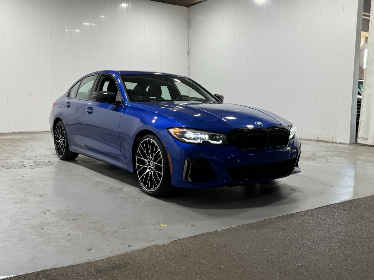 BMW 3 Series Vehicle Full-screen Gallery Image 06