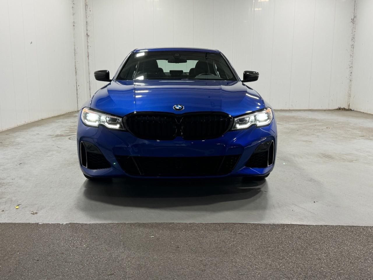 BMW 3 Series Vehicle Full-screen Gallery Image 07