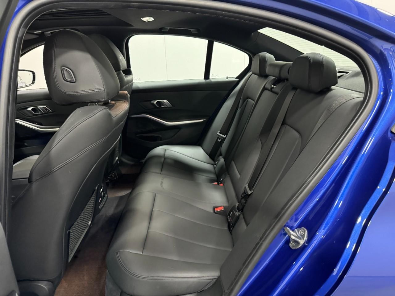 BMW 3 Series Vehicle Full-screen Gallery Image 08