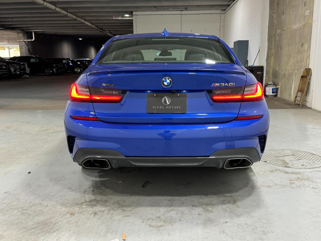 BMW 3 Series Vehicle Full-screen Gallery Image 09