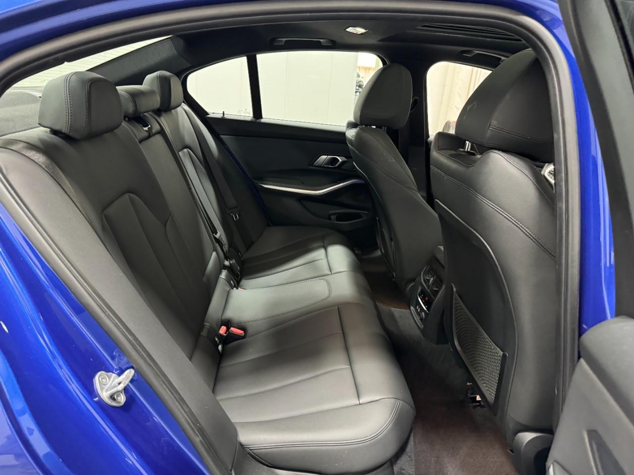 BMW 3 Series Vehicle Full-screen Gallery Image 10