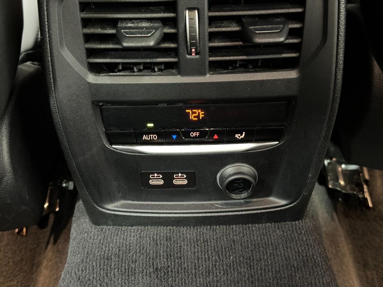 BMW 3 Series Vehicle Full-screen Gallery Image 11