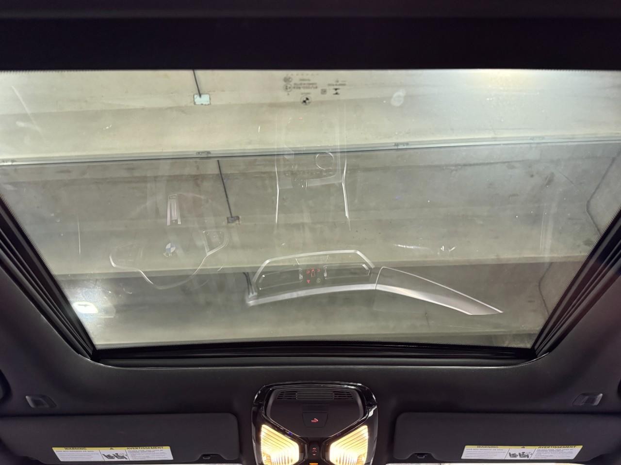 BMW 3 Series Vehicle Full-screen Gallery Image 12