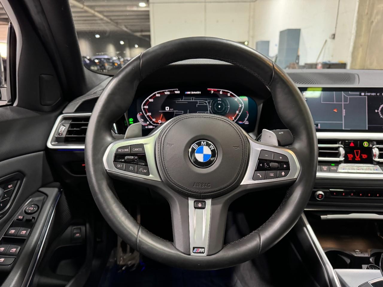 BMW 3 Series Vehicle Full-screen Gallery Image 14