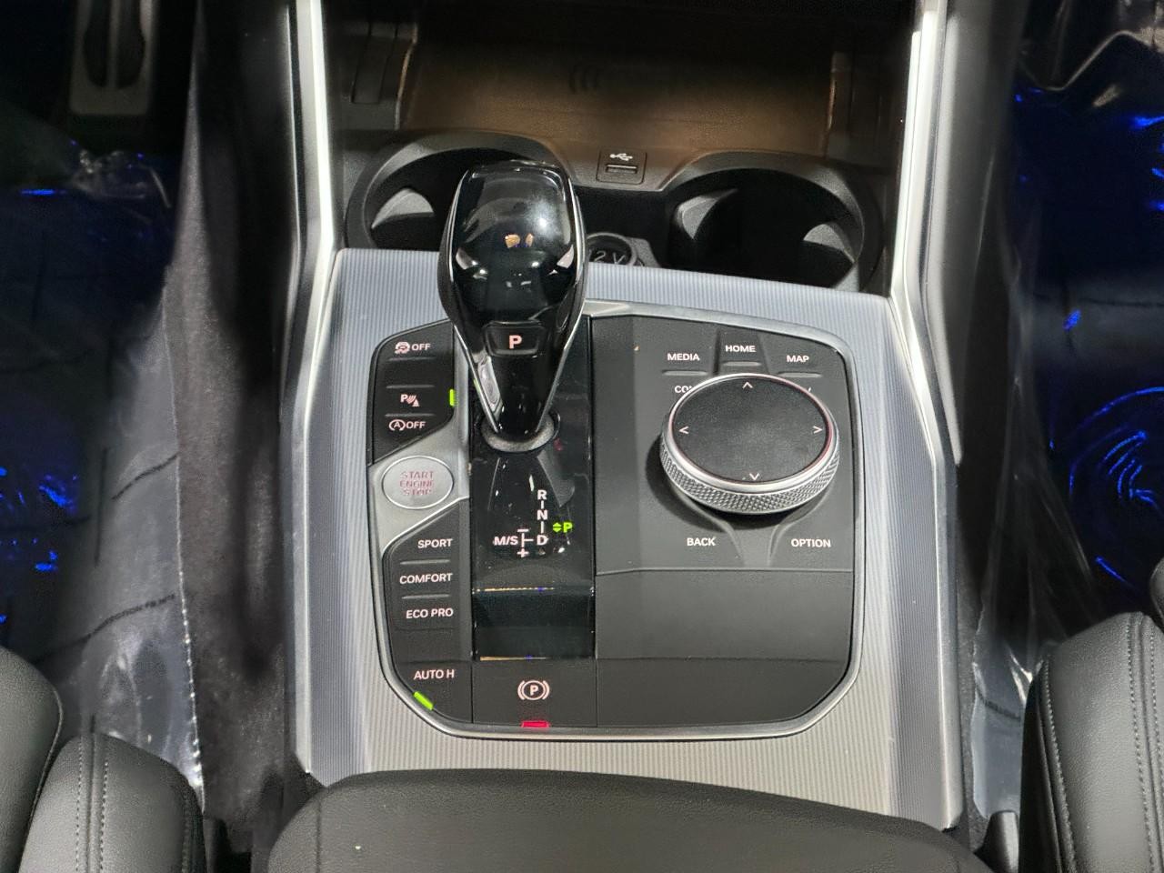 BMW 3 Series Vehicle Full-screen Gallery Image 16