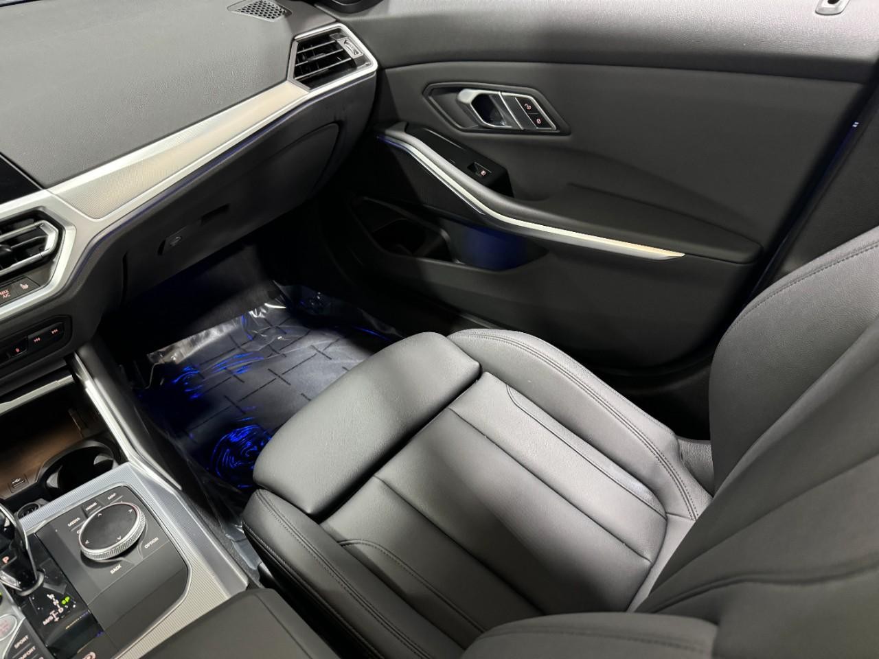 BMW 3 Series Vehicle Full-screen Gallery Image 17