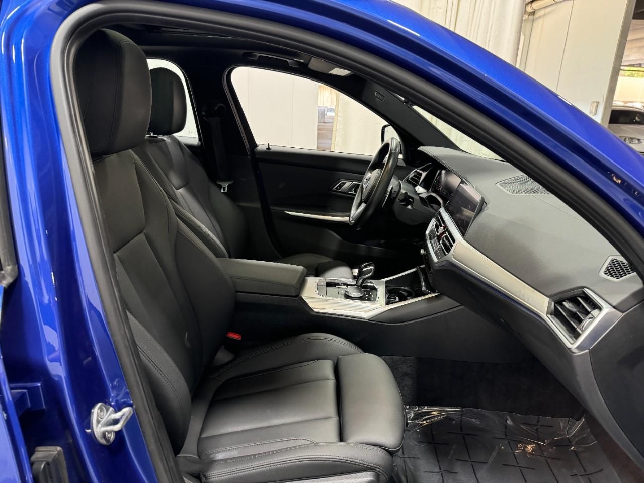 BMW 3 Series Vehicle Full-screen Gallery Image 18