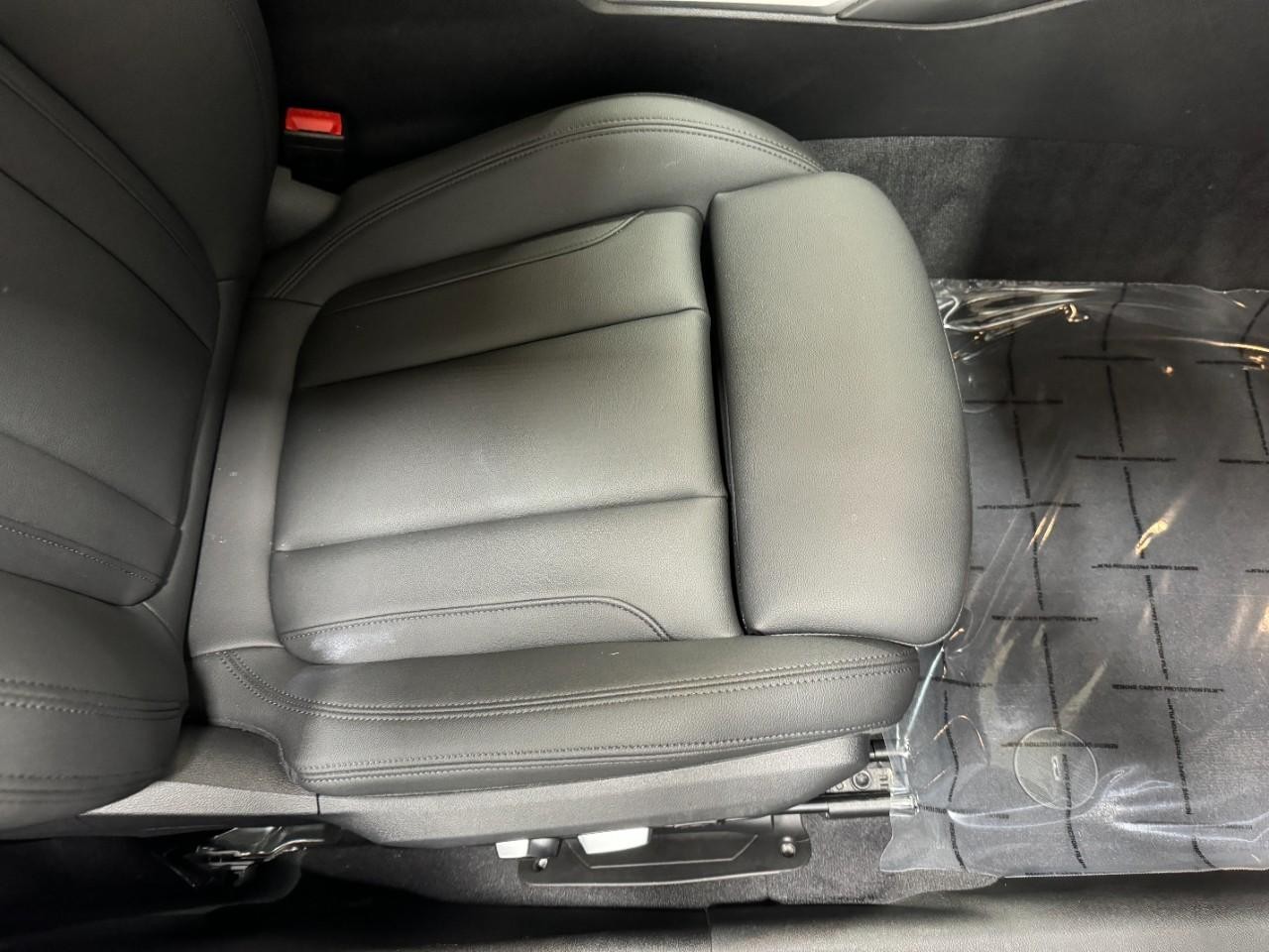 BMW 3 Series Vehicle Full-screen Gallery Image 19