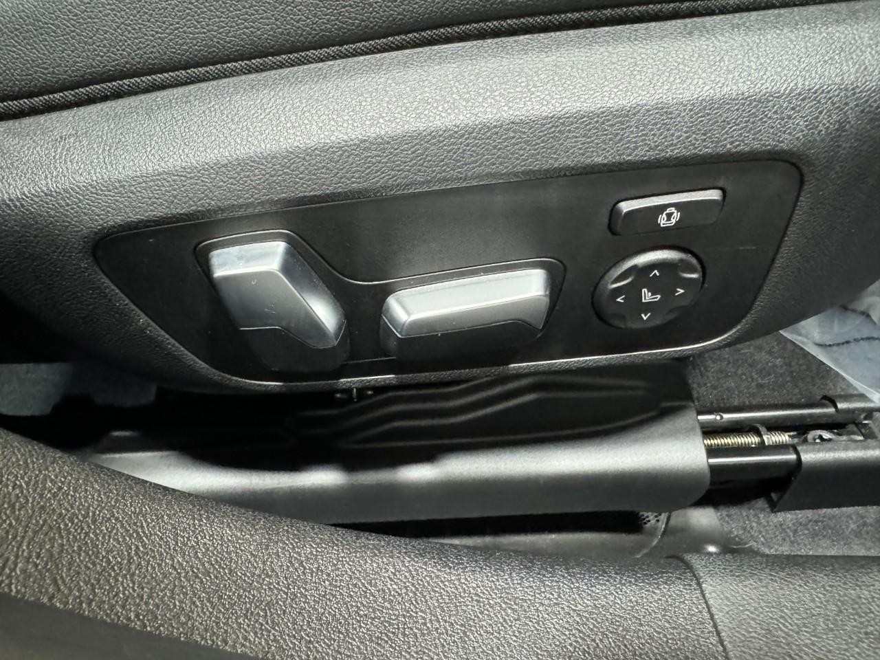 BMW 3 Series Vehicle Full-screen Gallery Image 20