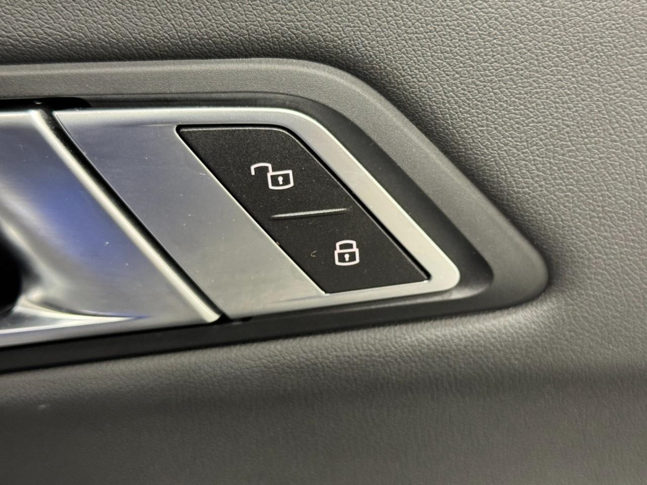 BMW 3 Series Vehicle Full-screen Gallery Image 21