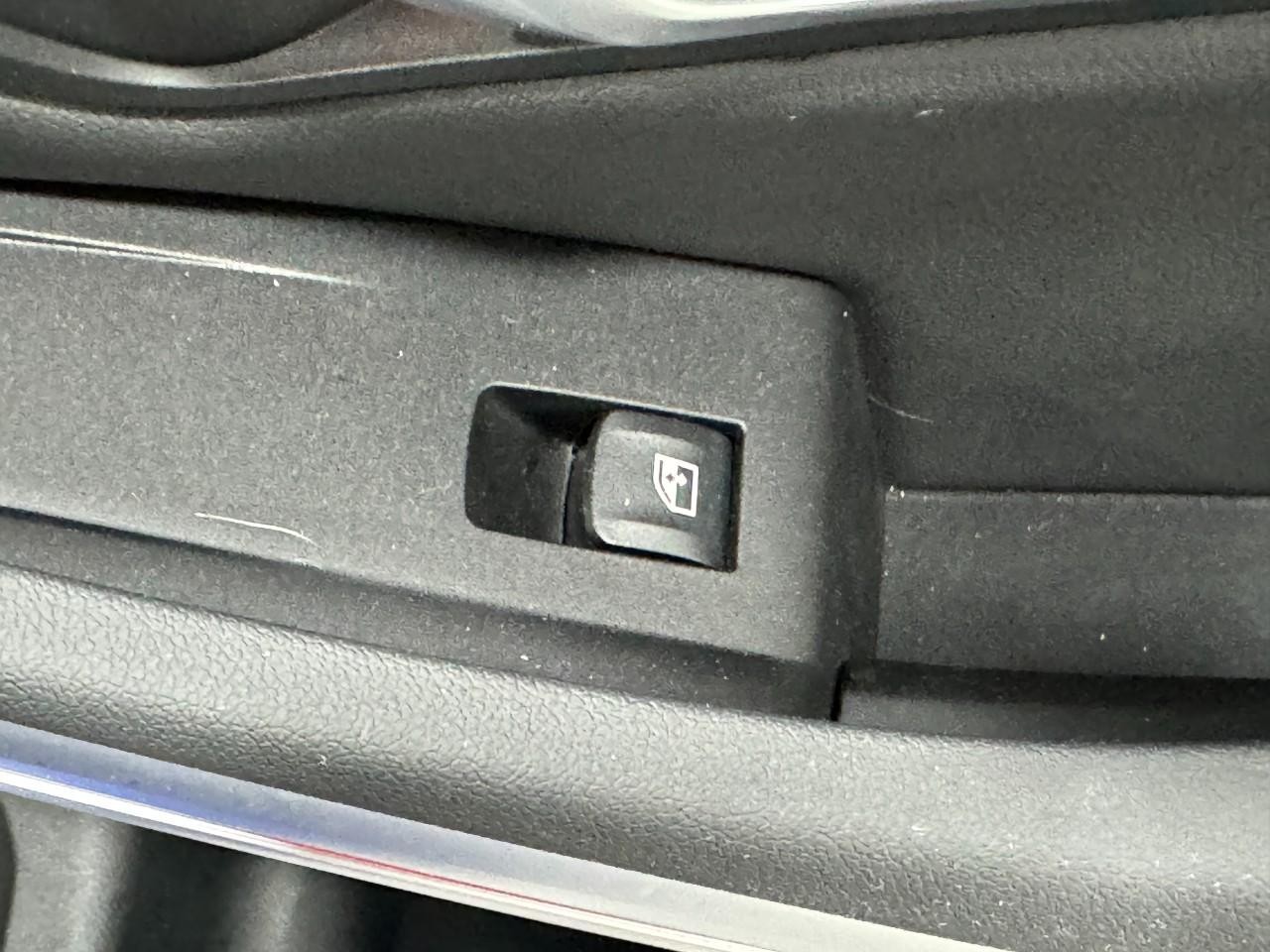 BMW 3 Series Vehicle Full-screen Gallery Image 22