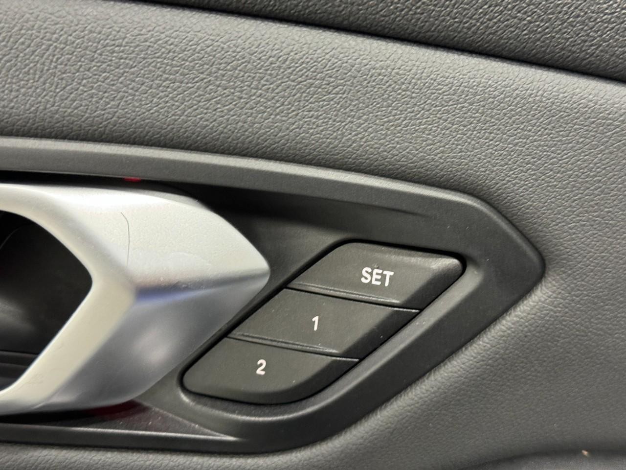 BMW 3 Series Vehicle Full-screen Gallery Image 23