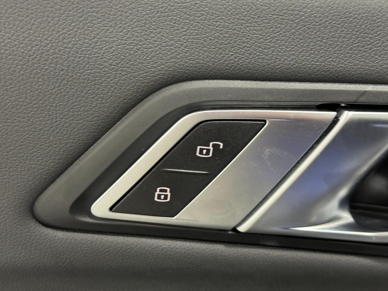 BMW 3 Series Vehicle Full-screen Gallery Image 24